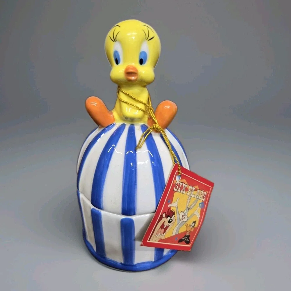 Vintage 1994 Warner Bros Tweety Bird Salt & Pepper Shaker Set Six Flags